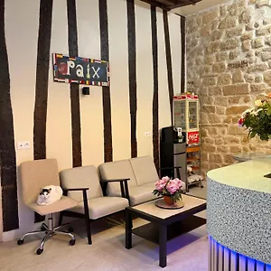 Des Fontaines 2*, Paris France